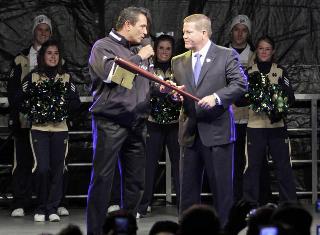 Former baseball player Lee Mazzilli presents Notre Dame head coach Brian Kelly a key to the Yankees club house during a pep rally at Lincoln Center.